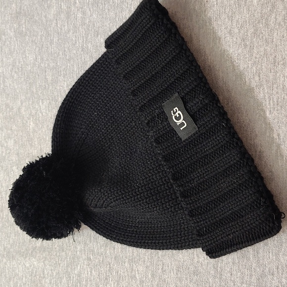 UGG Accessories - UGG-WOMENS BEANIE POM-POM HAT